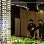 新進(jìn)同仁們難得親見(jiàn)作品模型，相互討論關(guān)於設(shè)計(jì)施工上的細(xì)節(jié)，想像彷彿躍然紙上－十四期大塊森濤22樓宜居建築。