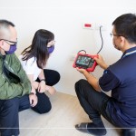 在客服人員、工務(wù)同仁的陪同下，弱電廠商測試電視插座，並且詳細(xì)的解說弱電箱的位置。