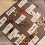 紅花骨、干薑、檸檬香茅、石菖蒲、艾草、薑黃、蜜香紅烏龍茶枝、故子、白芷、骨碎補、花椒等11種純天然臺灣本土藥草，敬重自然、愛護環(huán)境。