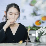 帶領(lǐng)家族好友探索茶湯的箇中滋味，在專業(yè)手法與步驟下，品出蜜香紅茶的甜、白茶的清香、鐵觀音的獨(dú)特韻味。