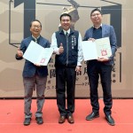 榮耀時(shí)刻，入圍即肯定；臺(tái)中市政府都市發(fā)展局-李正偉局長（中）與新業(yè)建設(shè)卓勝隆董事長（左）、新業(yè)建設(shè)蕭智夫建築師（右）一同合影留念。