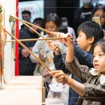 以皮為底，以桿為骨，體驗皮影戲偶，躍上小小影窗中，讓小朋友們增添另一份趣味的體驗。