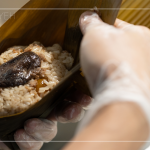 東坡肉、栗子、鹹蛋黃、香菇、蝦末、紅蔥酥為內(nèi)餡，油亮的色澤，待出蒸鍋，濃情粽意飄香，為今年端午時(shí)節(jié)，添上最思念的味道。