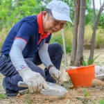 新業(yè)建設(shè) 卓勝隆 董事長帶領(lǐng)新業(yè)職人們，一同參與『大肚山防火林帶』建置，一行人來到龍井區(qū)–龍目井步道，以實際行動公益，喚起同仁們對山林的關(guān)注。