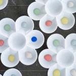 五顏六色的高溫釉藥，後續(xù)經(jīng)過1230度的高溫?zé)u，待火窯燒結(jié)後，這只陶風(fēng)鈴，將化為獨(dú)一無二的手感工藝。