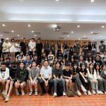 看見新世代面對建築懷抱著純粹之心，新業(yè)每年願盡一份心力助學子們穩(wěn)紮穩(wěn)打，築夢踏實。(圖第一排左七為新業(yè)建設 蕭智夫 建築師)