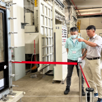 新業(yè)建設(shè)營(yíng)建部 賴英濱經(jīng)理(右二)帶領(lǐng)職人團(tuán)隊(duì)，與YKK團(tuán)隊(duì)人員一起於兆立科技風(fēng)雨實(shí)驗(yàn)室，測(cè)試氣密窗的氣密性能、水密性能、抗風(fēng)壓性能。