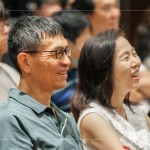 靜靜地聆聽講師的分享，秉持著將美感帶入校園的堅持，賦予課本一個新角色與意義，希望藉由美感可以改變教育的未來。