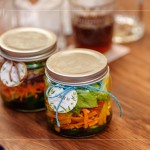 每瓶DIY沙拉罐成品綁上新業(yè)客製化紙標(biāo)，讓每位住戶回家開封時(shí)，再次回憶起「油潤(rùn)食刻」中的每一刻。