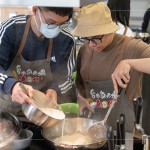 蘿蔔絲燜煮至透明後，將拌勻的粉漿倒入鍋中，與蘿蔔絲加熱拌勻，至粉漿完全糊化。