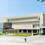 三月初春之際，相聚國家級藝術(shù)殿堂－國立臺灣美術(shù)館，聆聽一段充滿轉(zhuǎn)折起伏的星途旅程。