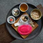 舒心午後，帶著大家來場糕點品茗，喝著杉林溪的生態(tài)紅茶、品嘗鹹甜交織的傳統(tǒng)肉餅、意想不到的鳳片龜口感、鹹香濃稠的麵茶等中式糕點。