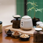 從古日本傳入至今，味噌早已融入臺灣的飲食日常，無論是湯、醬或佐料，都成為家常裡的一抹溫暖。