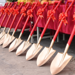 新業(yè)建設(shè)於中華民國114年1月15日吉時(shí)舉行動(dòng)土儀式，以金鏟鏟土，象徵未來工程一切順心，諸事大吉。