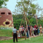 由日本藝術(shù)家-駿 河敏 構(gòu)思、並親自拼貼彩繪馬賽克的這座涵洞碉堡有一種魔力，不僅小孩堅持要爬上幾遍冒險，更讓大人漾起童心與想像力，回味那段沒有顧慮只願開心玩樂的童年往事。