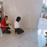 每座形狀與曲線都獨一無二的柱體底部，踢腳板的裝設一點也不馬虎，實心用材、手工打造，連接地面與柱底完美貼合，幾乎無縫接軌。