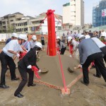 由新業(yè)大家長 穆椿松榮譽(yù)董事長(左一)領(lǐng)導(dǎo)鋤土、堆土，代表動土工程正式開始，也象徵往後工程一切平安順利。
