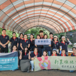 新業(yè)集結(jié)行銷、設計、營建、土開、活動、財務、人資各部門同仁，實際參與原生苗木培育-換盆作業(yè)，希望透過復育工作，讓森林恢復自癒力。