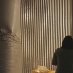 「民以食為天，食以米為先」，這些稻米在進(jìn)入我們的餐碗前，都曾在碾米廠及穀倉(cāng)裡經(jīng)過(guò)一道道程序與嚴(yán)謹(jǐn)?shù)钠焚|(zhì)把關(guān)，經(jīng)由這些費(fèi)工的處理，才能贈(zèng)予那位，新業(yè)心目中重要的人。