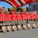 在陽光底下發(fā)出金黃色光輝的金鏟子，每把都身負(fù)重任，將開啟東區(qū)「新業(yè)自由居」美好家園。
