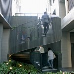 有別於直上設(shè)計(jì)的階梯，身形優(yōu)美的旋轉(zhuǎn)梯，帶領(lǐng)人們以不同角度及高度，擁有更廣更多元的視野，嘗試更多欣賞新業(yè)宜家的面向。