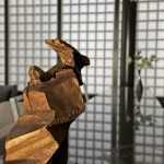 夕陽如金箔般灑上魯班獎，讓原本沉穩(wěn)的質(zhì)材更顯得高貴與尊榮，就像光與空間的關(guān)係，迎接光、採納光，讓空間張力層層推進(jìn)。