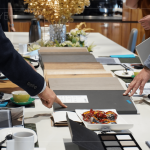 嚴(yán)選合宜的廚具板材，搭配帶有溫度的紋路設(shè)計(jì)，在建築師細(xì)膩的眼光下，規(guī)劃出最適合且匹配的物件。