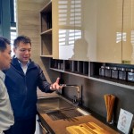 料理興致或靈感一來(lái)，需要精準(zhǔn)拿取調(diào)味罐瓶，佐料區(qū)的收納也需要擺置到位，在最佳時(shí)機(jī)畫(huà)龍點(diǎn)睛、神來(lái)一筆。