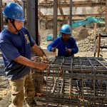 頂著赤日的高溫，職人師傅們用雙手一一的綁紮鋼筋、確實纏繞完成，培養(yǎng)出天衣無縫的默契。