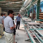 經(jīng)由壓模機(jī)壓製成型，一批批躺平的磁磚，發(fā)現(xiàn)工臺(tái)上夾著一片片的菜瓜布，原來(lái)是藉由粗糙的表面，可將磁磚上的石灰粉末一一掃除。