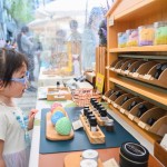 舒壓的天然香氛，擺放各式各樣的產(chǎn)品，小妹妹也沉浸在這淡雅的香氣中。