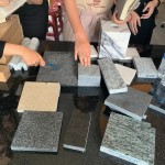 石材的性格攸關(guān)空間的品味與安全性，除了以肉眼判斷，也需要親自以膚觸判斷，諳其硬度、紋路、隔音及防水性，適合在哪一片牆、哪一處場(chǎng)域。