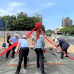 新業(yè)建設(shè) 穆椿松名譽董事長(右一)帶領(lǐng)新業(yè)團隊以金鏟鏟起沙堆，象徵工程進度順利，動土開工大吉大利！