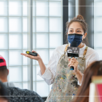 邀請(qǐng)?jiān)诘芈毴?# Vision Art，帶領(lǐng)大家探索畫畫的趣味，分享壓克力畫的技巧與學(xué)問，共同度過了一堂輕鬆的藝術(shù)課。