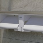 捲筒式衛(wèi)生紙架上方結合平臺設計，也能作為暫時置物的小空間，使用上多了選擇性與便利性。