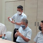 新業(yè)建設(shè)榮譽董事長穆椿松先生（右二）與設(shè)計部、行銷部團隊至『麗舍衛(wèi)浴』實地選材，滿足住戶對衛(wèi)浴生活美學(xué)的想像。