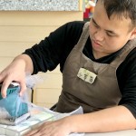 羊毛皂「氈縮」的過程，能讓覆蓋在皂體上的羊毛更加緊實、貼合，使人在使用時，絲絲羊毛不易脫落。手工製作的挑戰(zhàn)是，剛開始?xì)挚s的羊毛較鬆軟，若過度施壓容易使皂體變形，相當(dāng)考驗技巧。