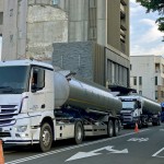 缺水期間的用水，不僅影響民生，大大影響中科的工業(yè)用水，在這次中部旱情拉警報之際，新業(yè)協(xié)助24小時不分日夜專車專送的大型水車。