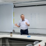 新業(yè)建設(shè)名譽(yù)董事長(zhǎng)－穆椿松先生（圖中），親身帶領(lǐng)新進(jìn)員工，以「主動(dòng)、積極、樂(lè)觀」的態(tài)度去面對(duì)難題，鼓勵(lì)新進(jìn)培養(yǎng)應(yīng)有的工作能力，並分享公司的經(jīng)營(yíng)方針與社會(huì)責(zé)任。