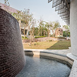 曲柱與鏡面?zhèn)€別貼合，引入自然光與水瀑磚景