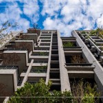 以樹島為概念，依循臺中的微氣候、季風(fēng)、日照條件，款待適合的樹種回家，
輕盈綠意走入生活，讓建築不再是冰冷的水泥叢林，更為家中留下一方世外小
桃源。