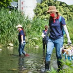 新業(yè)積極響應(yīng)永續(xù)發(fā)展，遵循對(duì)ESG的核心理念，身為土地開(kāi)發(fā)者，我們更是有責(zé)任珍惜腳下的淨(jìng)土 。(圖為新業(yè)同仁參與臺(tái)中筏子溪－淨(jìng)溪日)