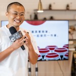 溫暖舒適的周六午後，邀請到御鼎興第三代製醬人—謝宜哲，與住戶分享著「全世界唯一的」手工黑豆醬油—在Taiwan。