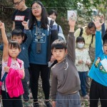 淨(jìng)溪結(jié)束後，邀請(qǐng)小朋友分享此次淨(jìng)溪心得，提問(wèn)到「垃圾是誰(shuí)製造出來(lái)的？」孩子們竟異口同聲地說(shuō)『是我們亂丟的垃圾』。