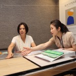 木地板的材質(zhì)及顏色，除了考慮美觀外，還有實用性和耐用性，針對不同的需求由客服人員分享與引導(dǎo)，為住戶們找到最合適的材料。