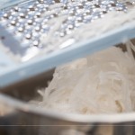 絲絲晶瑩剔透的蘿蔔絲，嚴(yán)選產(chǎn)季蘿蔔，甘甜爽口，富有豐富的營(yíng)養(yǎng)纖維，刨絲器孔洞大小也很講究，太細(xì)則會(huì)吃不到蘿蔔的口感。