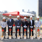 新業(yè)建設(shè) 穆椿松 創(chuàng)辦人(左四)、卓勝隆 董事長(右四) 偕同新業(yè)職人團(tuán)隊(duì)，於3/21吉日一同為【新業(yè)V＆A】揭開序幕。