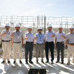 新業(yè)建設創(chuàng)辦人穆椿松先生(右四)偕同 卓勝隆董事長(右五)、簡福榮總經理（右三）、邱正光副總經理（左四）及新業(yè)建築職人團隊，一同參與【微丘森鄰】上樑祈福儀式。