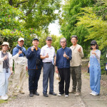新業(yè)建設(shè)簡(jiǎn)福榮總經(jīng)理(圖左四）、楊家凱建築師(圖右四)與新業(yè)職人團(tuán)隊(duì)、景觀(guān)設(shè)計(jì)團(tuán)隊(duì)，不畏烈陽(yáng)到郊區(qū)選材，不論是景石還是樹(shù)種，考量方方面面。