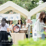 當日服務臺開放小遊戲，轉動輪盤即可領取禮品，透過交流互動，拉近與家族朋友們，心與心的距離。